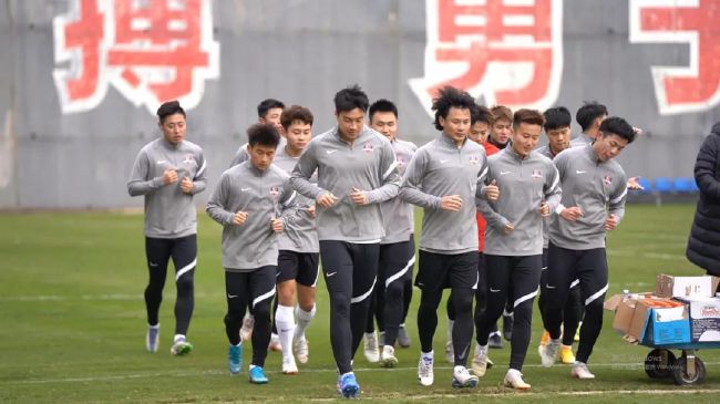 更衣室内每个人都在疯狂地歌唱，那一刻戈麦斯高喊‘给我安东内拉！